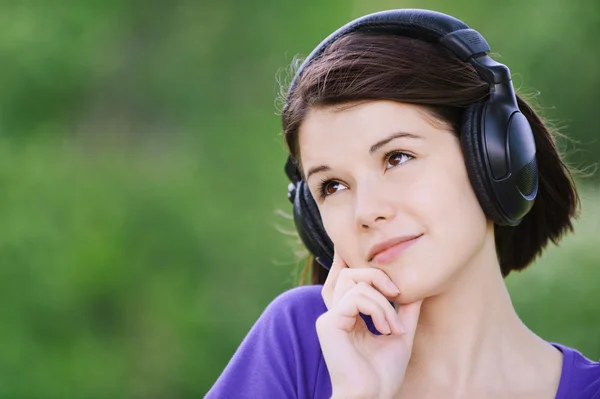 Detailní portrét mladé ženy nosit sluchátka — Stock fotografie