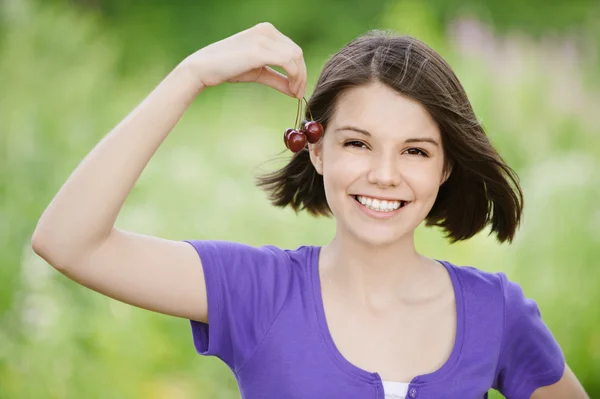 Retrato de mujer joven sosteniendo racimo de cerezas —  Fotos de Stock