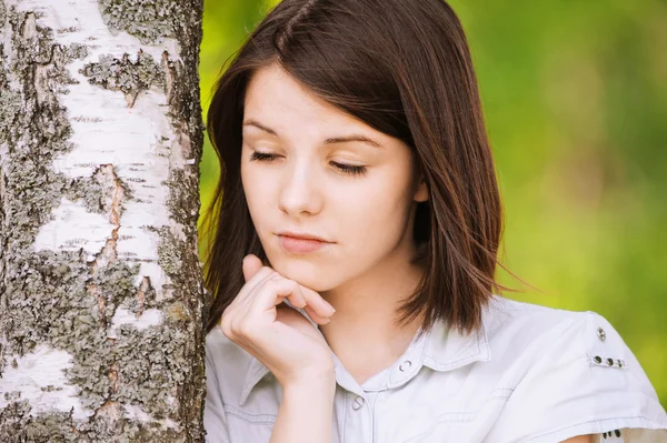 Portret młoda brunetka w pobliżu brzozowe drzewo — Zdjęcie stockowe