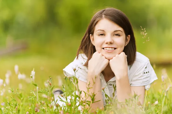 草の上に横たわる十代の少女 — ストック写真