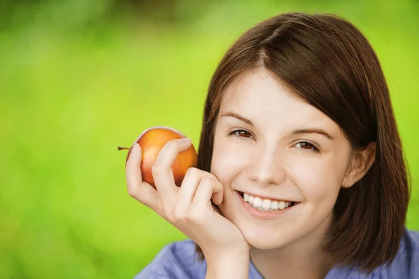 Портрет молодой очаровательной женщины с яблоком — стоковое фото
