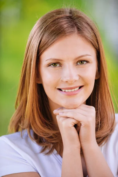Portrét mladé usměvavé ženy — Stock fotografie