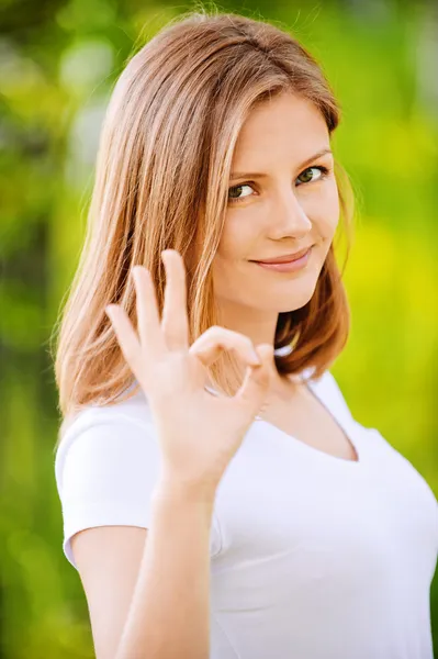 Mutatja az "ok" gesztus, fiatal nő portréja — Stock Fotó