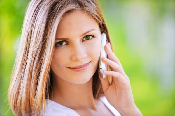 Portret van jonge mooie vrouw spreken op telefoon — Stockfoto