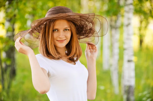 Retrato de una joven hermosa mujer usando sombrero —  Fotos de Stock