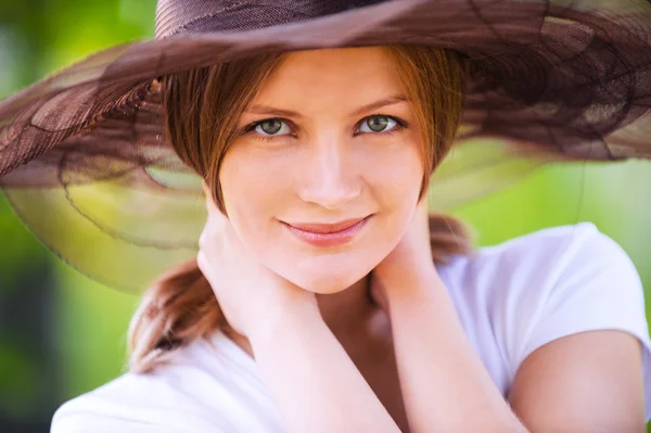Close-up πορτρέτο της χαμογελαστό γυναίκα φοράει καπέλο — Φωτογραφία Αρχείου