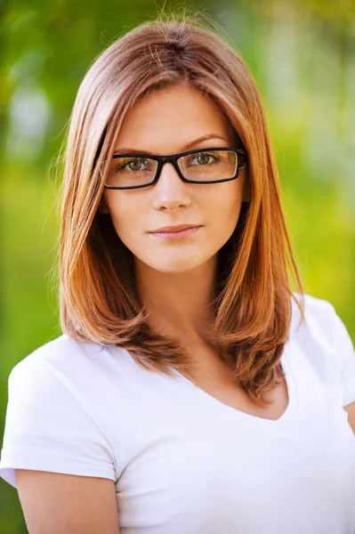 Τακόρυφη νεαρής γυναίκας που φοράει γυαλιά — Φωτογραφία Αρχείου