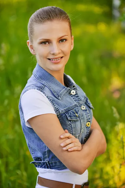 Portrét mladé usměvavé ženy — Stock fotografie