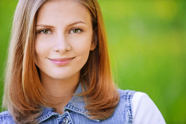 Close-up retrato de jovem mulher atraente — Fotografia de Stock