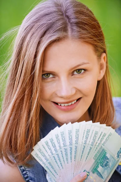 Πορτρέτο του νέα γυναίκα που κρατά πολλά χρήματα — Φωτογραφία Αρχείου