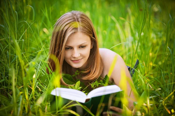 Porträt einer jungen Frau beim Lesen eines Buches — Stockfoto