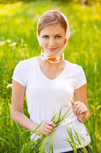 Retrato de mujer joven con pañuelo en la cabeza — Foto de Stock