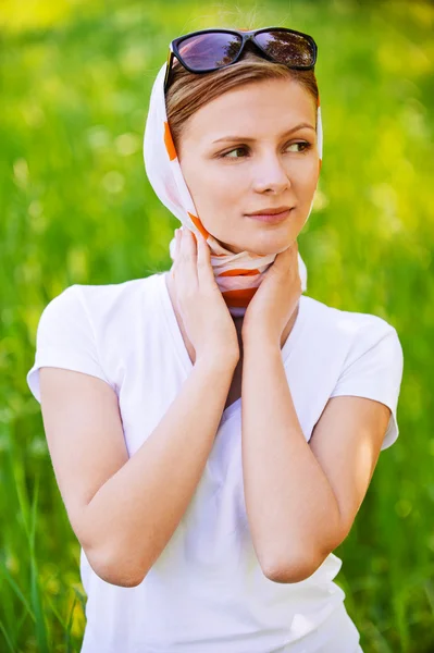 목도리를 착용 하는 젊은 여자의 초상화 — 스톡 사진