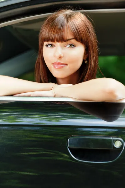 Ritratto di bella donna seduta in macchina — Foto Stock