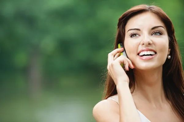Portrait of young lady speaking on mobile phone — Stock Photo, Image