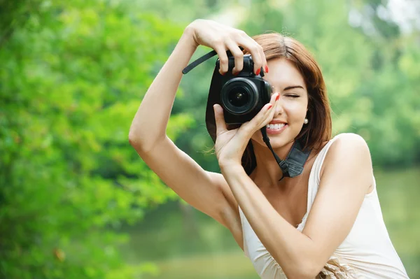 Porträtt av unga leende kvinna ta foto — Stockfoto
