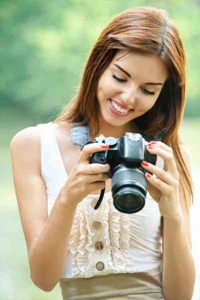 Retrato de joven hermosa morena sosteniendo cámara fotográfica — Foto de Stock