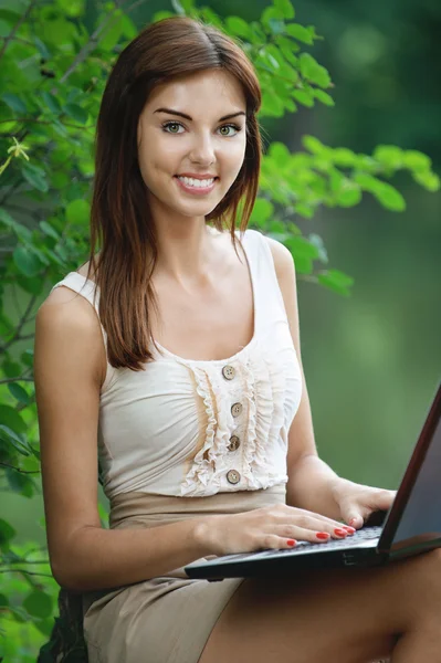 Laptop ile çalışan gülümseyen güzel kadın — Stok fotoğraf