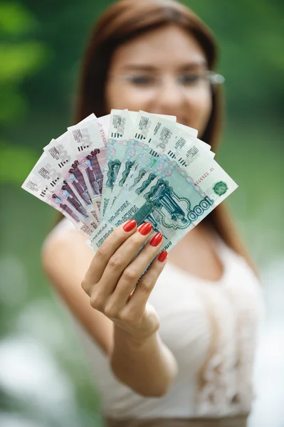 Mujer joven sosteniendo dinero —  Fotos de Stock