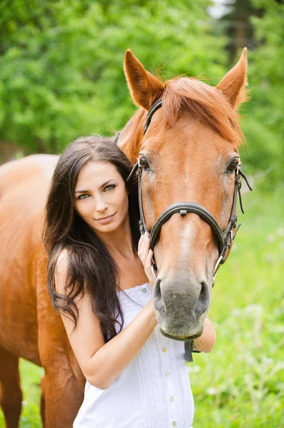 Portrait of young beautiful woman with horse — Stockfoto