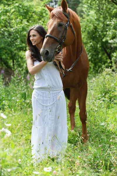 Молодая красивая женщина с лошадью — стоковое фото