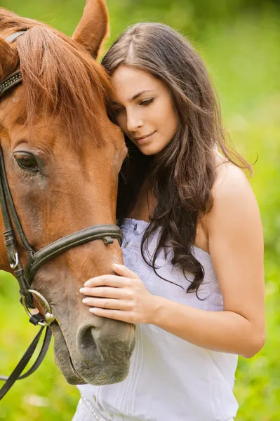 Retrato de bela mulher morena com cavalo — Fotografia de Stock