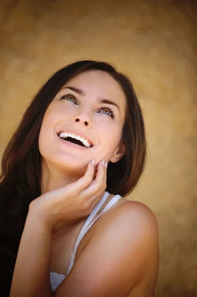 Porträt einer hübschen, lachenden jungen Frau — Stockfoto