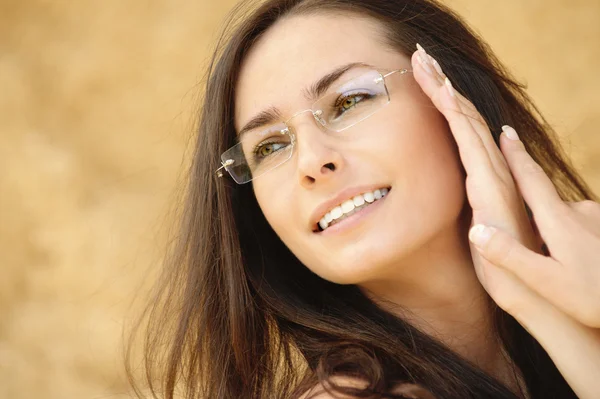 Retrato de jovem bela mulher levantando óculos — Fotografia de Stock