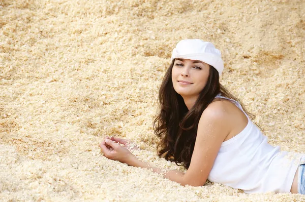 Portrait of woman lying in sawdust — Stock Photo, Image