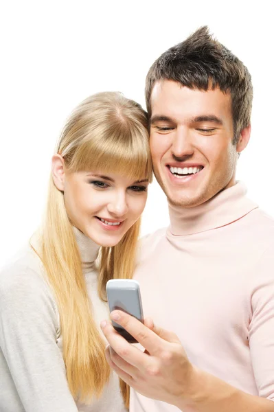 Молодая пара смотрит на мобильный телефон — стоковое фото