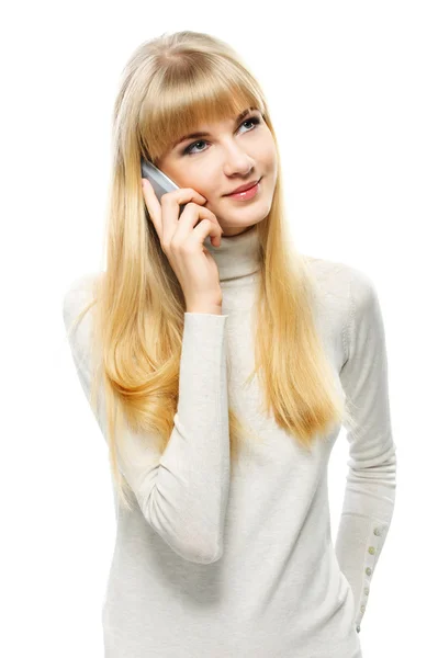 Портрет молодої жінки, що говорить на мобільному телефоні — стокове фото