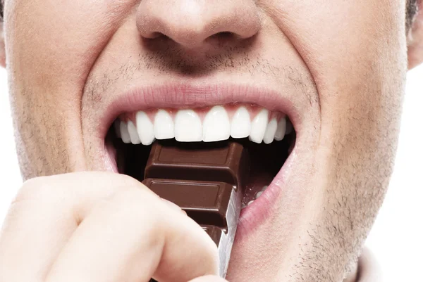 Mund des Menschen, der Schokolade isst — Stockfoto