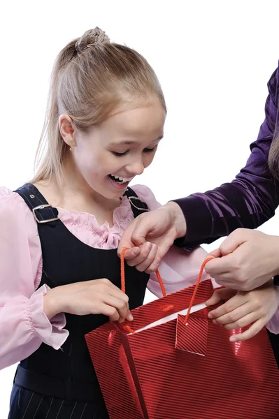 Kleines freudiges Mädchen erhält Geschenk — Stockfoto