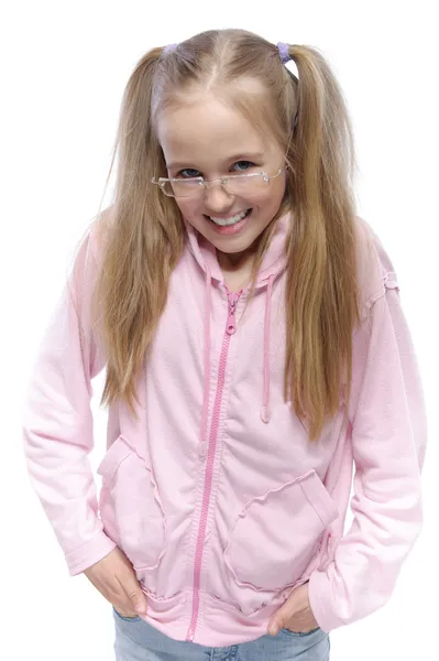 Портрет хитрой улыбчивой маленькой девочки — стоковое фото