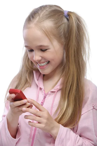Porträt eines kleinen Mädchens beim Anblick des Telefons — Stockfoto