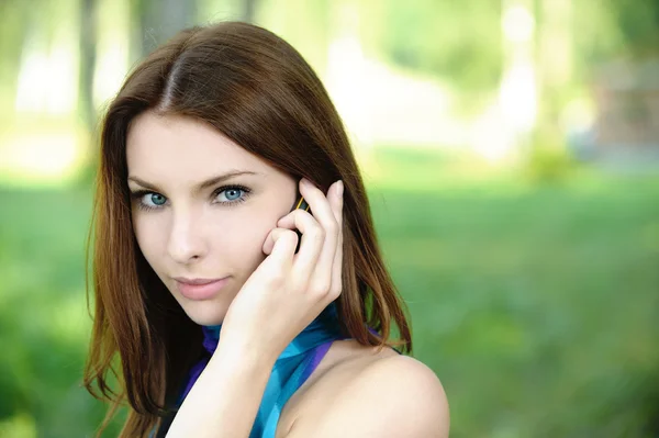 Porträt einer jungen Frau am Telefon — Stockfoto