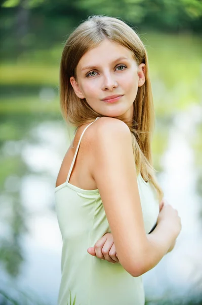 Fiatal vonzó nő portréja — Stock Fotó