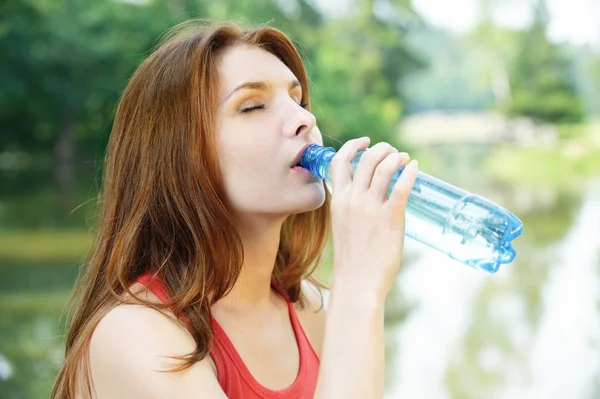 Jovem bonita, mulher bebendo água — Fotografia de Stock