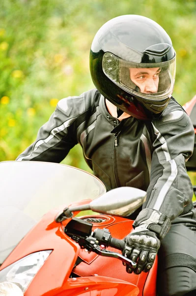 Porträt eines jungen Mannes, der Motorrad fährt — Stockfoto