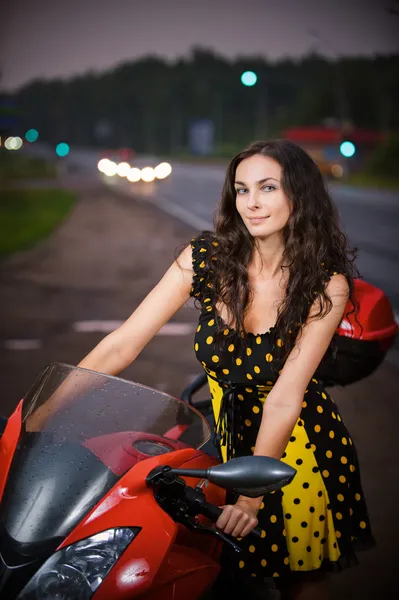 Portré, fiatal nő viselt ruha áll közel motorkerékpár — Stock Fotó