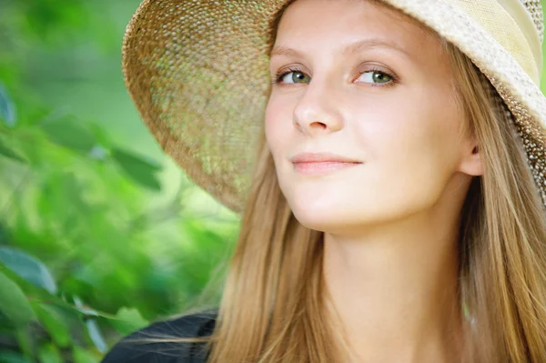 Närbild porträtt av ung attraktiv blond kvinna — Stockfoto