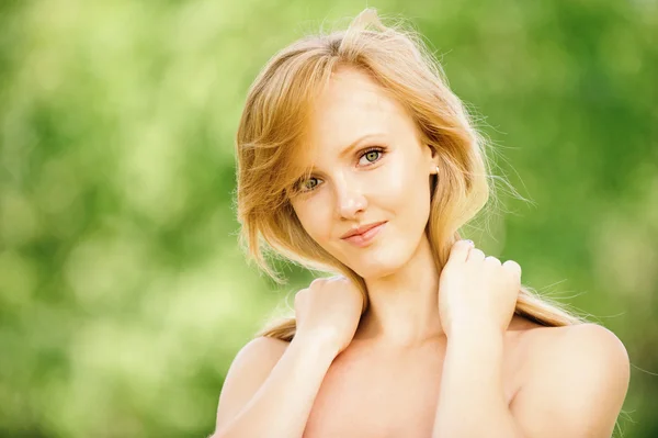Fiatal gyönyörű szőke nő portréja — Stock Fotó