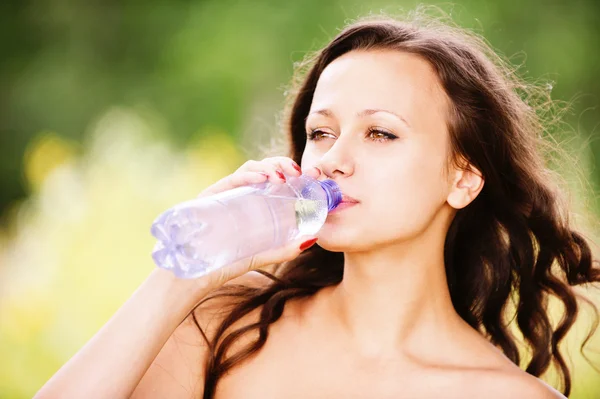 Portrait of woman drinking water — Stock Photo, Image
