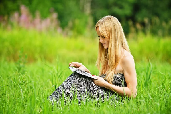 Young blonde woman reading book — Stock Photo, Image