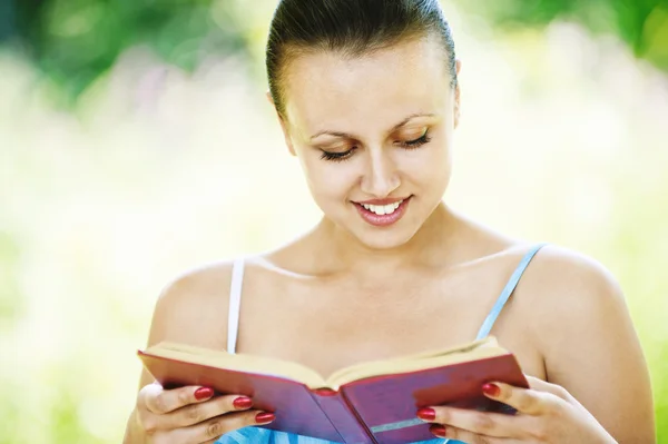 Portrait of young woman reading book — Stock Photo, Image