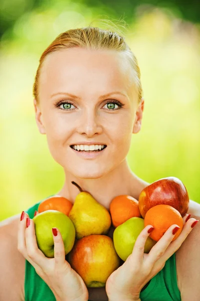 Retrato de mulher bonita segurando frutas — Fotografia de Stock