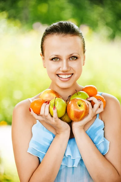 Retrato de jovem mulher bonita segurando frutas — Fotografia de Stock