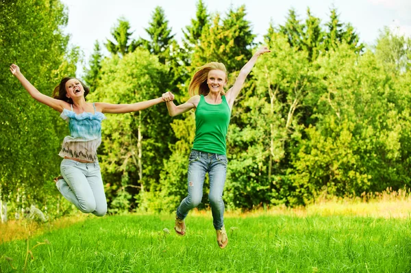 Две молодые женщины прыгают — стоковое фото