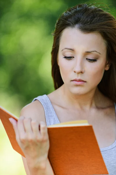 Hermosa chica leyendo libro —  Fotos de Stock