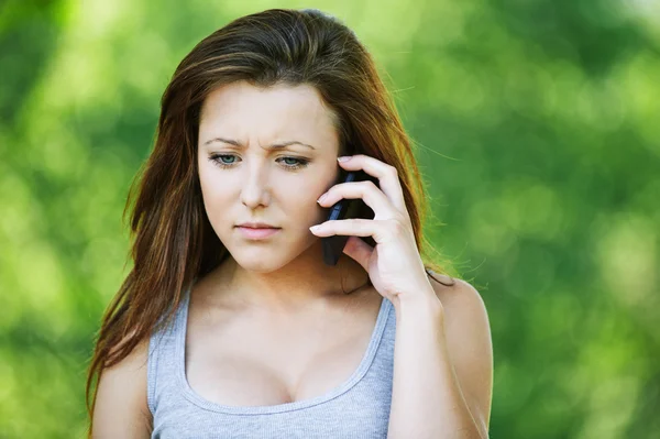 Retrato de una chica seria hablando por teléfono móvil — Foto de Stock